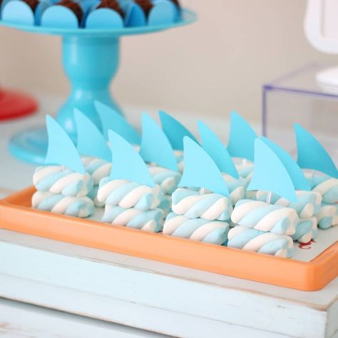 Shark Baby Shower, 4de Verjaardag, Shark Party Decorations, Ocean Birthday Party, Shark Themed Birthday Party, Mermaid Theme Birthday Party, Idee Babyshower, Ocean Birthday, Shark Birthday Party