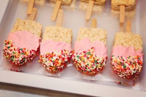 Popsicle shaped rice crispies! Perfect for a Popsicle party or birthday Rice Crispy Popsicle, Ice Cream Birthday Treats, Popsicle Rice Krispie Treats, Popsicle Party Food, Ice Cream Rice Krispie Treats, Rice Krispie Popsicle, Two Cool Popsicle Birthday Party, Party Rice, Ice Cream Party Theme