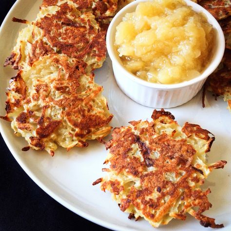 Baked Potato Latkes -- Gluten-Free, Oil-Free Vegan Recipe Baked Latkes, Gluten Free Potato Latkes, Vegan Latkes, Vegan Baked Potato, Vegan Sauce Recipes, Oil Free Vegan Recipes, Potato Latkes, Gluten Free Potatoes, Vegan Potato