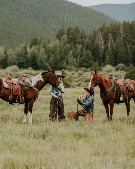 Surprising @_Clara_mae_ with a proposal during our @cinchjeans session was so fun. We even had a conversation about weddings and proposals the night before which really threw her off. Congrats to my two favorite people. // 🌵 Country Wedding Proposals, Proposal Ideas Country, Country Proposal, Couple Horse Photography, Epic Aesthetic, Wedding Proposal Videos, Proposal Videos, Country Couple, Cute Country Couples