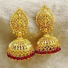 Gold Jhumka, Jhumka Designs, Gold Earrings Indian, Gold Jewels Design, Gold Jhumka Earrings, Gold Jewelry Outfits, Diamond Earrings Design, Gold Jewelry Simple Necklace, Gold Bridal Jewellery Sets