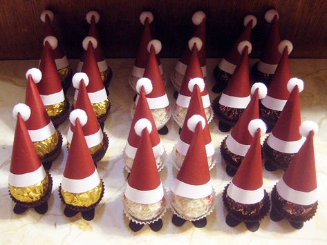 Mini Gifts Christmas, Mini Santa Hats Diy, Mini Christmas Gifts, Ferrero Rocher Gift Ideas, Ferrero Rocher Christmas, Christmas Candy Crafts, Christmas Gift Diy, Cute Christmas Presents, Mini Gifts