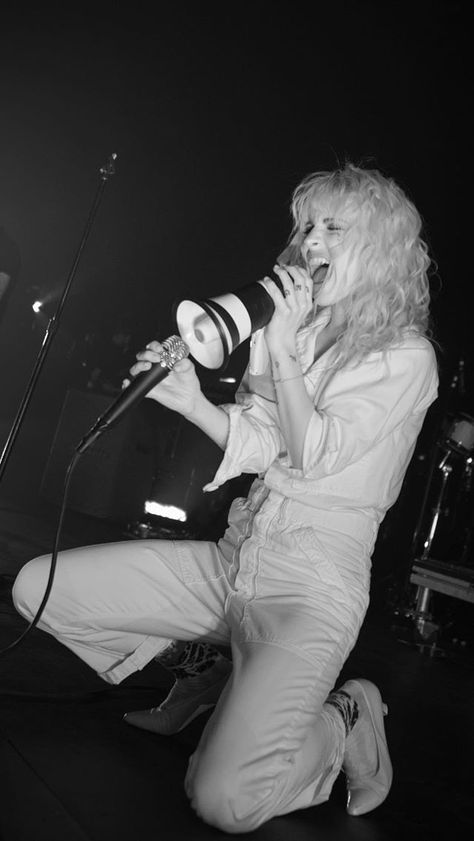 she looks a lot like Debbie Harry in this picture!! Hayley Williams This Is Why, Megaphone Aesthetic, Paramore Wallpaper, Hayley Wiliams, Haley Williams, Hayley Paramore, Taylor York, Paramore Hayley Williams, Women In Music