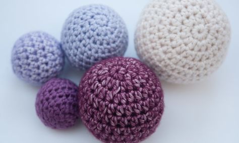 How to Crochet Balls of Any Size Using a Simple Ratio How To Crochet A Round Ball, How To Crochet A Ball For Beginners, Animal Stuffies, Crochet Garlands, Crochet Balls, Diy Outfits, Double Crochet Decrease, Crochet Unique, Crochet Ball