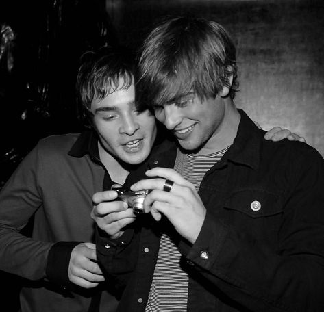 Nate And Chuck, Movies Pfp, Nate Archibald Aesthetic, Chuck And Nate, Gossip Girl Party, Gossip Girl Fashion Blair, Nate Archibald, Chuck Blair, Chuck And Blair