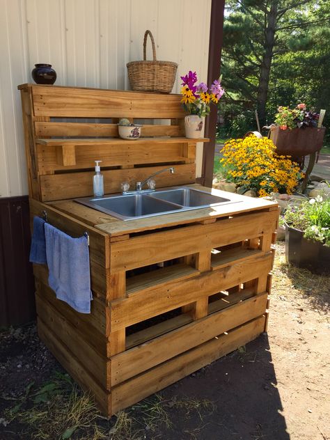 Pallet Outdoor Sink Diy Outdoor Sink, Modern Backyard Design, Outdoor Sink, Outdoor Kitchen Sink, Outdoor Kitchen Design Layout Grill Area, Outdoor Kitchen Design Modern, Garden Sink, Kitchen Design Layout, Kitchen Design Diy