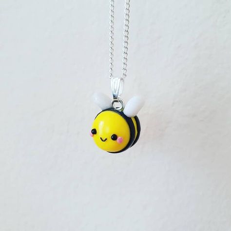 Clay Bumble Bee, Bee Gift Ideas, Kawaii Bee, Crea Fimo, Bumble Bee Necklace, Polymer Clay Kawaii, Necklace Polymer Clay, Clay Keychain, Polymer Clay Ornaments