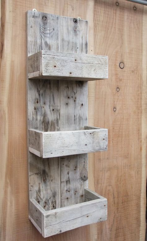 Scrap Wood Projects Diy Easy, Simple Pallet Projects, Pallet Wood Shelves, Koti Diy, Bathroom Storage Shelves, Rustic Storage, Wooden Pallet Projects, Pallet Shelves, Reclaimed Pallet Wood