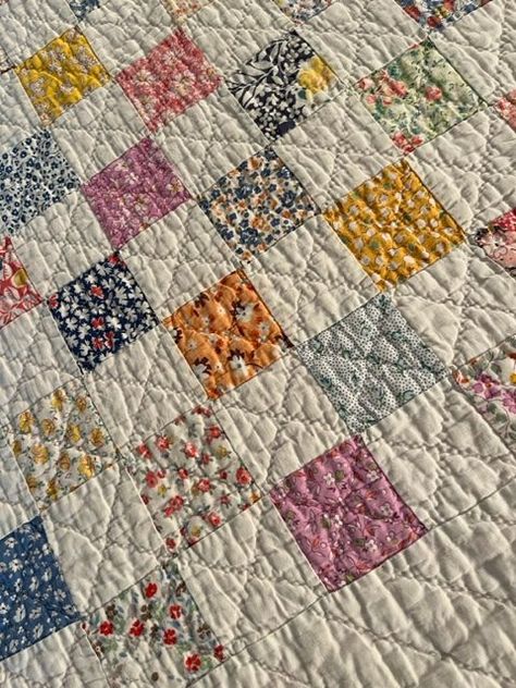 Vintage Quilts 1930s Cottage, Vintage Fabric Quilts, Feed Sack Quilts Patterns, Granny Quilt Block, Old Time Quilt Patterns, Vintage Scrap Quilts, Quilt Patterns From 1800s, Feedsack Quilt 1930s, Vintage Applique Quilts