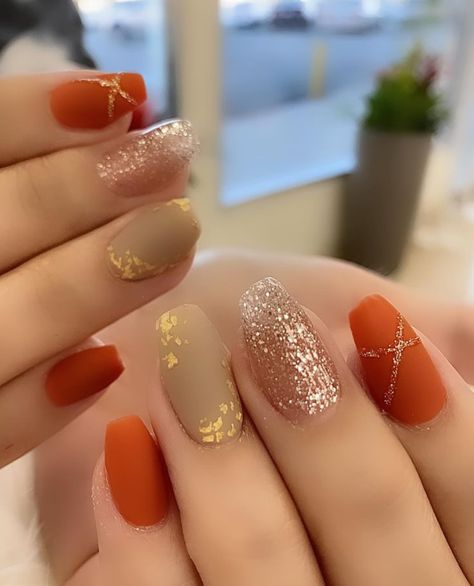 30 Beautiful Fall/Autumn Nails For Your Next Manicure - Glossnglitters Autumn Vacation Nails, Nail Designs 2023 Fall, Delicate Fall Nails, Nov Nails 2022, Fall Festive Nails, Atum Nails Design, Glitter Fall Nails Acrylic, Trendy Fall Nails Gel, Sparkly Autumn Nails