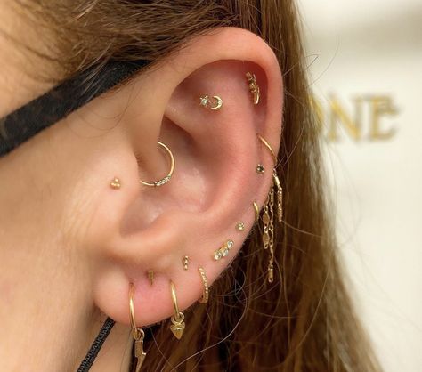 Minimalist Ear Piercings, Ear Curation, Cool Ear Piercings, Pretty Ear Piercings, Cool Piercings, Cute Ear Piercings, Ear Style, Cute Piercings, Dope Jewelry