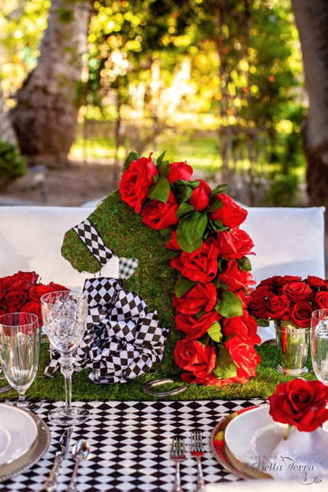 Kentucky Derby Tablescape, Kentucky Derby Centerpieces, Kentucky Derby Themed Party, Kentucky Derby Party Decorations, Derby Party Decorations, Derby Ideas, Thanksgiving 2024, Ky Derby, Run For The Roses