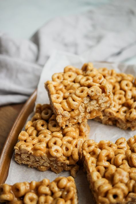 No Bake Peanut Butter Cheerio Bars - Run to the Table Cinnamon Treats, Cheerios Recipes, Peanut Butter Cheerio Bars, Cheerio Bars, Cereal Bars Recipes, Honey Nut Cheerios, No Bake Peanut Butter, Pantry Ingredients, Cereal Treats