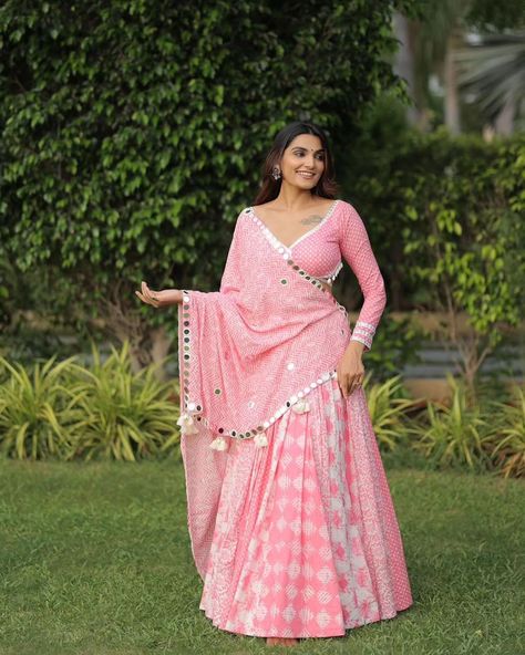 Pink Chaniya Choli Navratri, Pink Chaniya Choli, Prachi Solanki, Boutique Mirror, Choli Ideas, Indian Fits, Navratri Dress, Trendy Outfits Indian, Outfits Indian