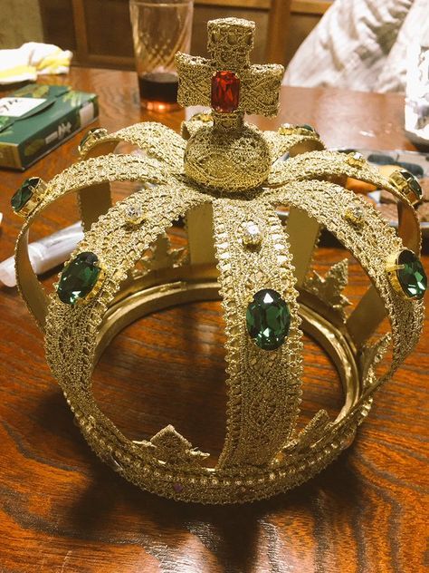 Why not make your own crown? It’s surprisingly easy and you deserve it | SoraNews24 Make Your Own Crown, Crown Centerpiece, Crown Decor, Medieval Party, Crown Crafts, Pretty Crafts, Diy Crown, Alice In Wonderland Tea Party, You Deserve It