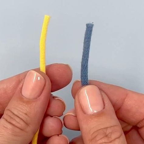 Bernat on Instagram: "HOW TO: Weaver’s Knot If you’re looking for a secure way to join two pieces of yarn, try a weaver’s knot. It’s an alternative to a Magic Knot, and works just as well! #LearnToCrochet #WeaversKnot #CrochetTip #CrochetTutorial #CrochetArt #CrochetInspo #CrochetersOfIG #BernatYarn #Yarnspo" Magic Knot For Joining Yarn, Weavers Knot, Joining Yarn Crochet, Joining Yarn, Magic Knot, Bernat Yarn, Crochet Scarf Pattern Free, Knots Diy, Crochet Tips