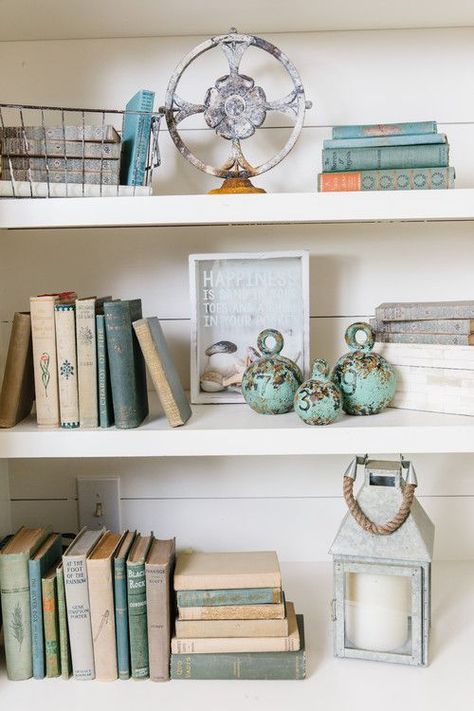 If you're a lover of vintage books, you probably have quite a collection. Put them on display in creative ways using these ideas! Zen Kitchen, Miraculous Ideas, Vintage Book Decor, Bookcase Styling, Bookcase Decor, Table Vintage, Bookshelf Decor, Country Style Homes, Country House Decor