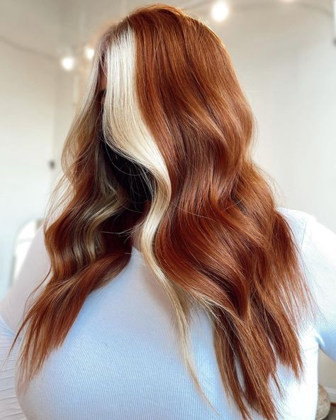 Long Red Hair with Blonde Money Pieces Colored Money Piece, Colored Money Piece Hair, Money Piece Hair Ideas, Money Piece Highlights, Blonde Money Piece, Dark Ginger Hair, Money Piece Hair, Red Hair Trends, Trend Ideas