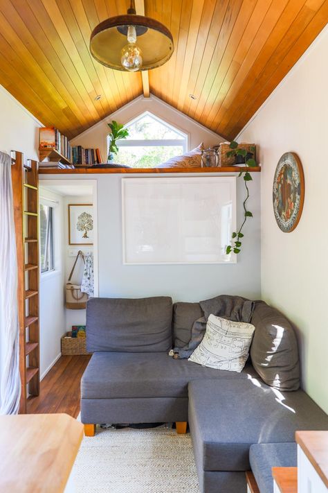 Tiny House Couch Ideas, Tiny Home Couch, Tiny House Bedroom Downstairs, Tiny House Office Space, Tiny House Couch, Unique Tiny Home, Tiny House Office, Reading Loft, Tiny House Living Room