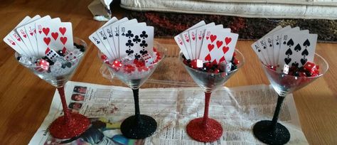 Poker themed center pieces! !!! Casino Theme Party Prizes, Casino Centerpieces Ideas, Poker Decorations, Tema Vegas, Casino Themed Centerpieces, Casino Birthday Party, Casino Card, Vegas Theme Party, Casino Birthday