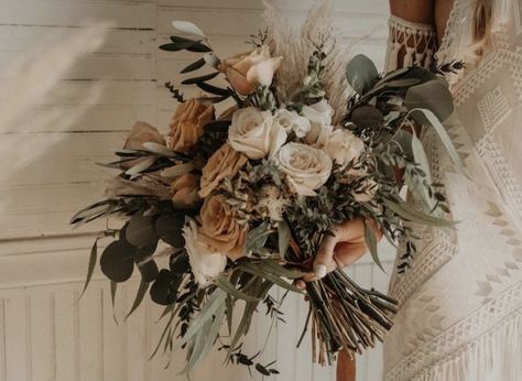 Green Brown Wedding, Bridal Bouquet Green, Green Wedding Centerpieces, Western Wedding Decorations, Olive Green Weddings, Green Wedding Bouquet, Western Themed Wedding, Green Centerpieces, Flower Arrangement Designs