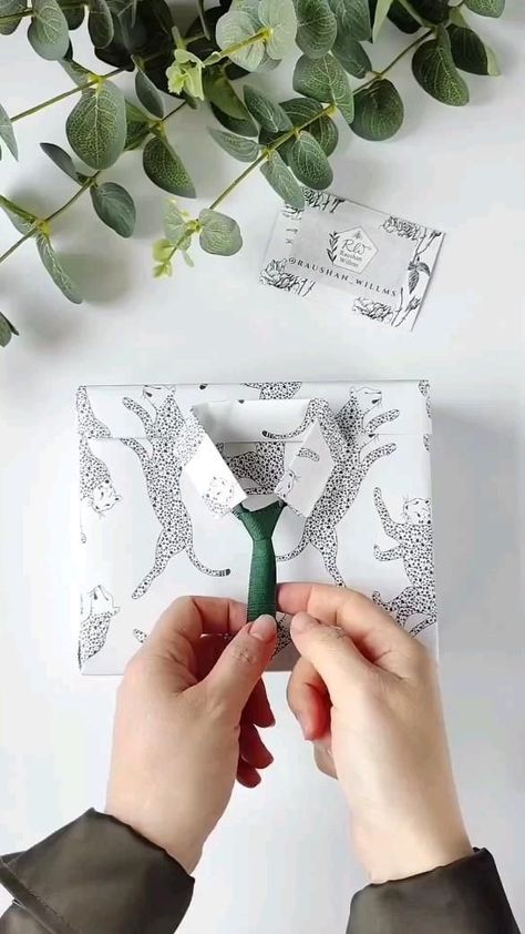 Christmas Gift Wrapping Diy, Pretty Gift Wrapping Ideas, Gift Wrapping Tutorial, Gift Wrapping Techniques, Creative Gift Wraps, Diy T Shirt, Gift Wrapping Inspiration, Gift Wraps, Gifts Wrapping Diy