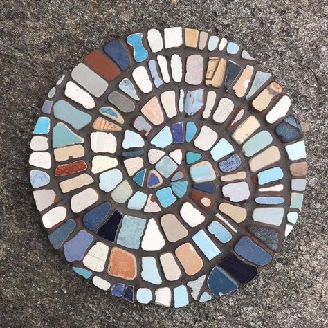 Sea Glass Stepping Stones, Pottery Mosaic Ideas, Sea Mosaic Ideas, Sea Pottery Crafts Ideas, Sea Pottery Mosaic, Sea Glass Mosaic Ideas, Sea Pottery Art, Mosaic Garden Stones, Mosaic Pottery