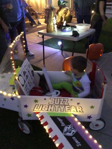 Cricut machine, 99 cent store supplies and wagon to the rescue for my little Buzz Lightyear! #HalloweenCostumeIdeas #BuzzLightyear #BuzzLightyearSpaceship Buzz Lightyear Wagon Costume, Buzz Lightyear Family Costume, Toy Story Wagon Halloween, Buzz Lightyear Halloween Costume, Wagon Costume, Matching Family Halloween Costumes, Buzz Lightyear Costume, Toy Story Halloween, Toy Story Buzz