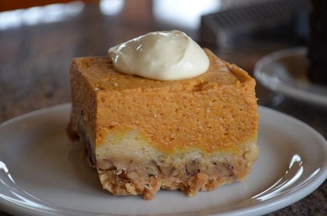 Pumpkin Crunch Hawaiian Recipe, Pumpkin Crunch Recipe, Pumpkin Pecan Cheesecake, Pumpkin Pie Cake, Hawaiian Desserts, Pumpkin Crunch Cake, Pumpkin Pie Recipe Easy, Gooey Cake, Pumpkin Crunch