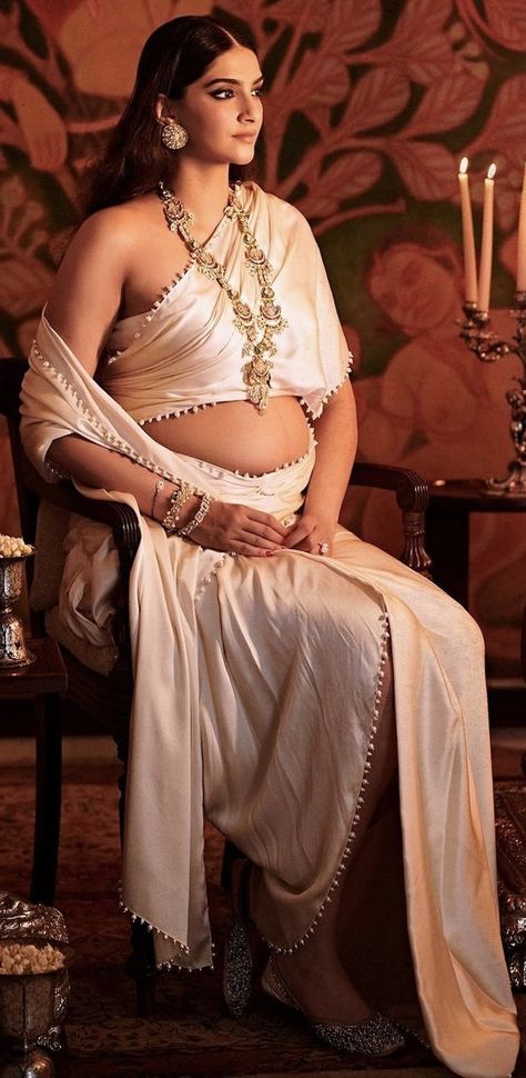 Sonam Kapoor Pregnant, Pregnant Saree, Indian Pregnancy Photoshoot, Prego Photoshoot, Indian Maternity Photos, Indian Maternity, Pregnancy Fashion, Indian Baby, Maternity Photoshoot Poses