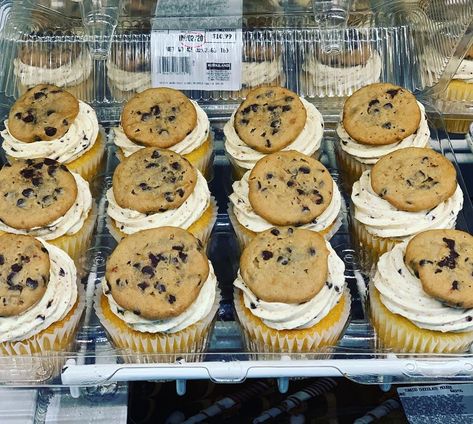 Costco Cupcakes, Selling Cookies, Cookies And Cream Frosting, Cookie And Cream Cupcakes, Cream Cupcakes, Candy Drinks, Baking Company, Vegan Kitchen, Cookies And Cream