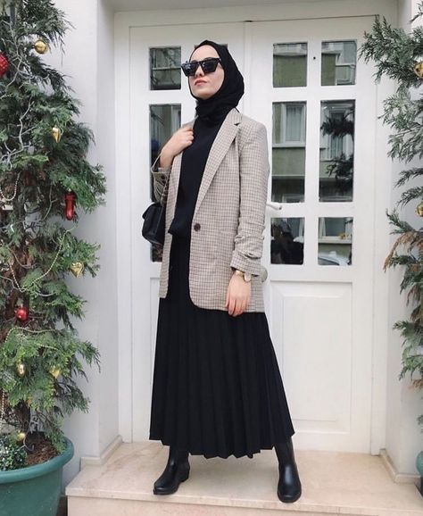 Hijab Work Outfit Business Casual, Hijab Business Outfit, Winter Skirt Fashion, Street Hijab Fashion, Modern Hijab Fashion, Iranian Women Fashion, Hijab Style Casual, Hijabi Outfits Casual, Hijab Chic