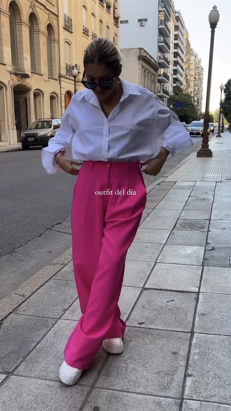 Pink Business Pants Outfit, Colourful Chic Outfits, Pink Trousers Outfit Work Attire, Pinke Hose Outfit, Pink Dress Pants Outfit, Pink Pants Outfit Street Style, Pink Office Outfit, Pink Trousers Outfit, Boyfriend Shirt Outfits