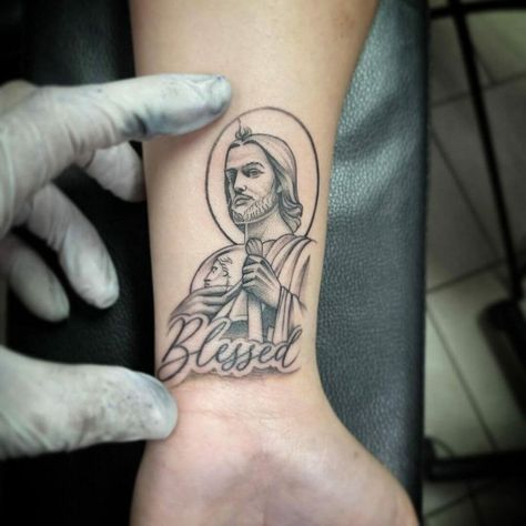 Tatuaje De San Judas En La Muñeca San Judas Hand Tattoo, Tatoos Men Small Arm, San Judas Tattoo Women, San Judas Tadeo Tattoo For Women, Small San Judas Tattoo, San Judas Tattoo Design, St Jude Tattoo, Bea Tattoo, St. Jude Tattoo