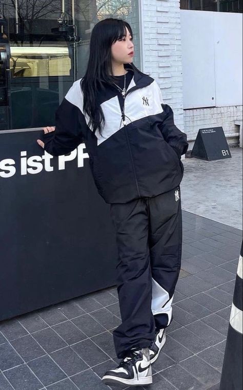 ⿻ streetstyle aesthetic ; black and white ; casual ; sports // 『𝑐𝑟𝑒𝑑𝑖𝑡𝑠 𝑙𝑖𝑛𝑘𝑒𝑑』 ig: h_eeny Kpop Shifting Airport Fashion, Casual Streetwear Women, Sports Jacket Outfit, Casual Sporty Outfits, Streetstyle Aesthetic, Boyish Outfits, Aesthetic Black And White, Mode Ulzzang, Asian Streetwear