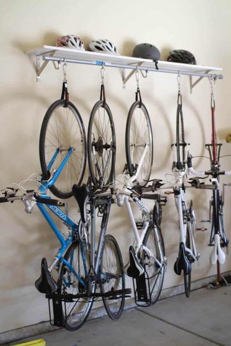 It would be great if our garages were organized, functional, and pretty, right? Here are 12 organized garage ideas to help you achieve it! Rack Velo, Garage Organization Shelves, Diy Bike Rack, Organized Garage, Bike Storage Garage, Garage Organization Tips, Bike Storage Rack, Garage Bike, Garage Storage Systems