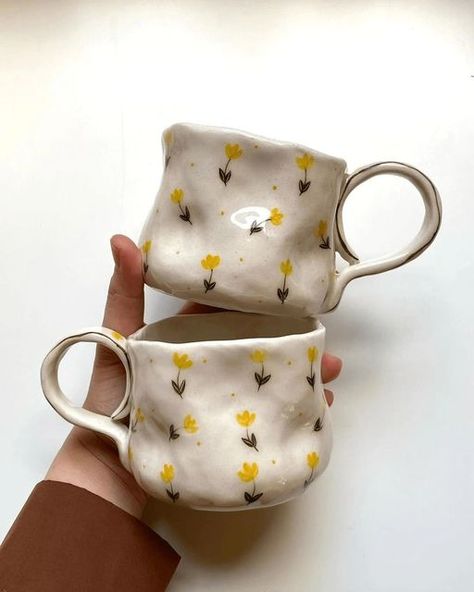 Love in Pottery on Instagram: "beautiful ceramic flower mugs 🌼💛 by @nafceramic ! 🙈😘💚 FOLLOW👉 @loveinpottery for more pottery contents ☕️ !  visit their page and support 💕  Follow us on @musthomeguide (Interior Lovers) & @mustvisitguide (Travel Lovers) !  #tableware #handmadeceramics #keramik #art #pottery #pottersofinstagram #ceramicsculpture #contemporaryceramics #potterylove #ceramicstudio #porcelain #glaze #wheelthrown #clay #sculpture #handmade #artist #ceramics #design #stoneware" Ceramic Mugs Pottery, Unique Mugs, Plastic Mugs, Handmade Cups, Pretty Mugs, Pottery Dishes, Clay Mugs, Ceramics Pottery Art, Ceramic Studio