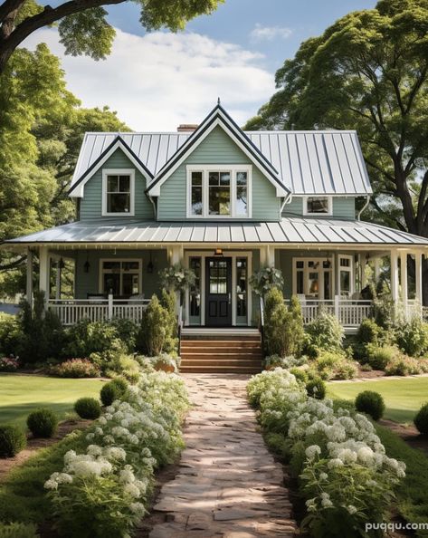 Exterior Design Farmhouse, Green Farmhouse Exterior, Contemporary Farmhouse Exterior, Farmhouse Exterior Ideas, Green Farmhouse, Paint House, Farmhouse Exterior Design, Cottage Style Homes, Exterior Makeover