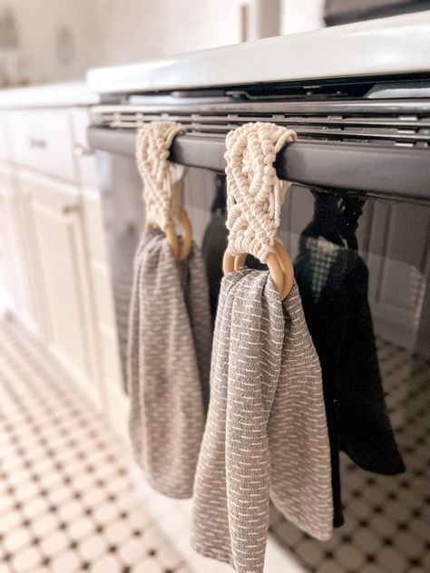 A beautifully hand knotted pair of towel holders/rings to hang over your oven door – both refreshing your kitchen space with boho décor, and ensuring those tea towels aren’t constantly slipping off the handle! Available in two designs and a wide variety of colors. Kitchen Towel Holder Macrame, Macrame Kitchen Towel Holder, Macrame Towel Holder, Tea Towel Holder, Kitchen Towels Hanging, Christmas Macrame, Towel Display, Boho Kitchen Decor, Kitchen Towel Holder