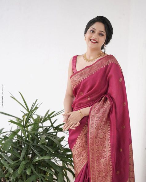 new classic exclusive saree dm my whatssapp no.9979568064 Reception Saree Look, Dark Pink Saree, Kerala Engagement Dress, Dark Pink Blouse, Engagement Saree, Saree Wearing Styles, Simple Saree Designs, Fancy Sarees Party Wear, Indian Saree Blouses Designs