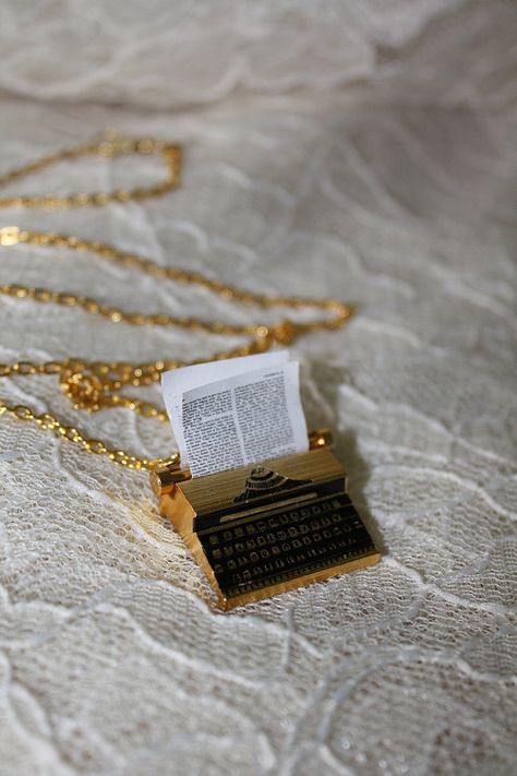 Typewriter Necklace | PenelopesPorch Buku Harry Potter, Mini Things, Upcycled Jewelry, Women's Jewelry And Accessories, Cute Necklace, Jewelry Holder, Pretty Jewellery, Typewriter, Cute Jewelry