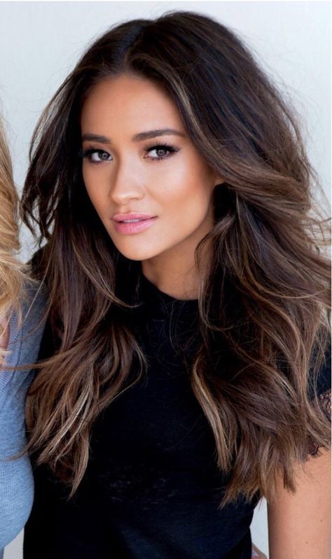 Shay Mitchell hair color #brunette Balayage Spring, Shay Mitchell Hair, Chocolate Brown Hair Color, Shay Mitchell, Long Brown Hair, Balayage Brunette, Brown Hair With Highlights, Long Layered Hair, Balayage Highlights