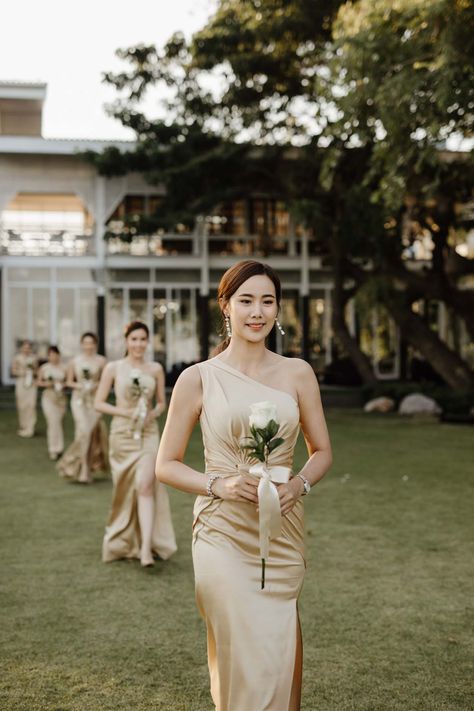 Elegant and chic blue bridesmaid robes getting ready wedding idea for your destination wedding in Thailand - Wedding Planner & Designer TheWeddingBlissTh Florist IamFlower #weddingbridalparty #weddingbridesmaid #weddinggroomsmen #weddingbridesmaiddresses #wedding #weddingplanner #weddingplannerthailand #weddingplannerphuket #weddingphuket #destinationwedding #weddingidea #luxurywedding #bridesmaiddress #bridesmaidgettingready Asian Wedding Bridesmaid Dresses, Korean Wedding Bridesmaid, Asian Bridesmaid Dresses, Khmer Wedding Bridesmaid, Thai Wedding Dress Modern, Thailand Wedding Dress, Bridesmaid Robes Blue, Beach Wedding Gown, Unique Bridesmaid