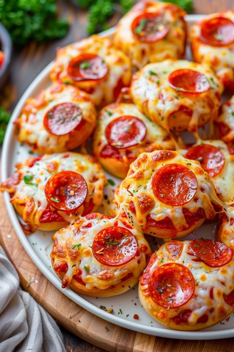 Pizza Bagel, Pepperoni Bagel, Mini Pizza Bagels, Pizza Bagels Aesthetic, Healthy Pizza Bagel Bites, Breakfast Pizza Bagels School, Mini Bagel Pizza, Pizza Bagels, Mini Bagels