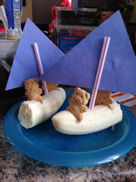 Boats and bears!! These banana sail boats with teddy graham ship mates were a toddler snack win! Beach Theme Snack Ideas, Boat Themed Food, Boat Themed Snacks, Boat Snacks For Kids, Transportation Snacks For Preschool, Nautical Snacks, Boat Snacks Ideas, Transportation Snacks, Pirate Snacks