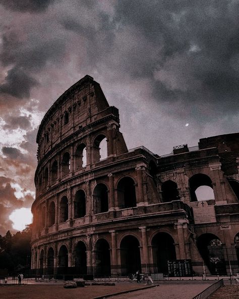 Rome Dark Aesthetic, Old Abandoned Buildings, Adventure Aesthetic, Dark City, Brown Wallpaper, City Wallpaper, Fantasy Aesthetic, Academia Aesthetic, Brown Aesthetic