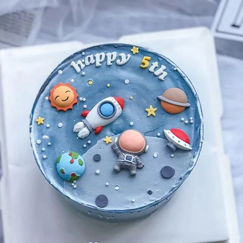 Space Cake Ideas Simple, Simple Space Cake, Bento Cake Boy, Bday Cake For Boys Kids, Universe Cake Ideas, Simple Cake Designs For Boys, Space Themed Birthday Cake, Child Birthday Cake, Trip Around The Sun Cake