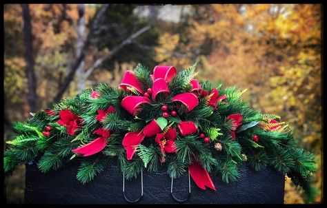 Memorial Flower Arrangements, Gravestone Flowers, Christmas Cemetery Flowers, Diy Headstone, Saddle Arrangements, Cemetery Wreaths, Memorial Arrangements, Grave Saddles, Grave Blanket