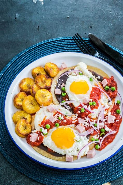 Huevos Motuleños. The authentic recipe. Fulfilling Breakfast, Mashed Beans, Traditional Mexican Breakfast, Habanero Chili, Fried Beans, Plantain Recipes, Mexican Breakfast Recipes, Raw Banana, Mexican Breakfast