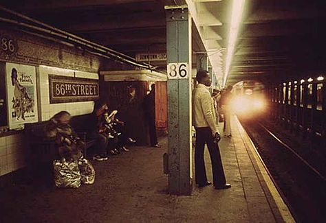 Passengers waiting for the train at the 86th Street subway station. | 32 Revealing Photos Of New York City In The 1970s 1970s New York, New York Subway, Subway Station, Subway Train, U Bahn, Nyc Subway, City That Never Sleeps, Staten Island, Colour Photograph